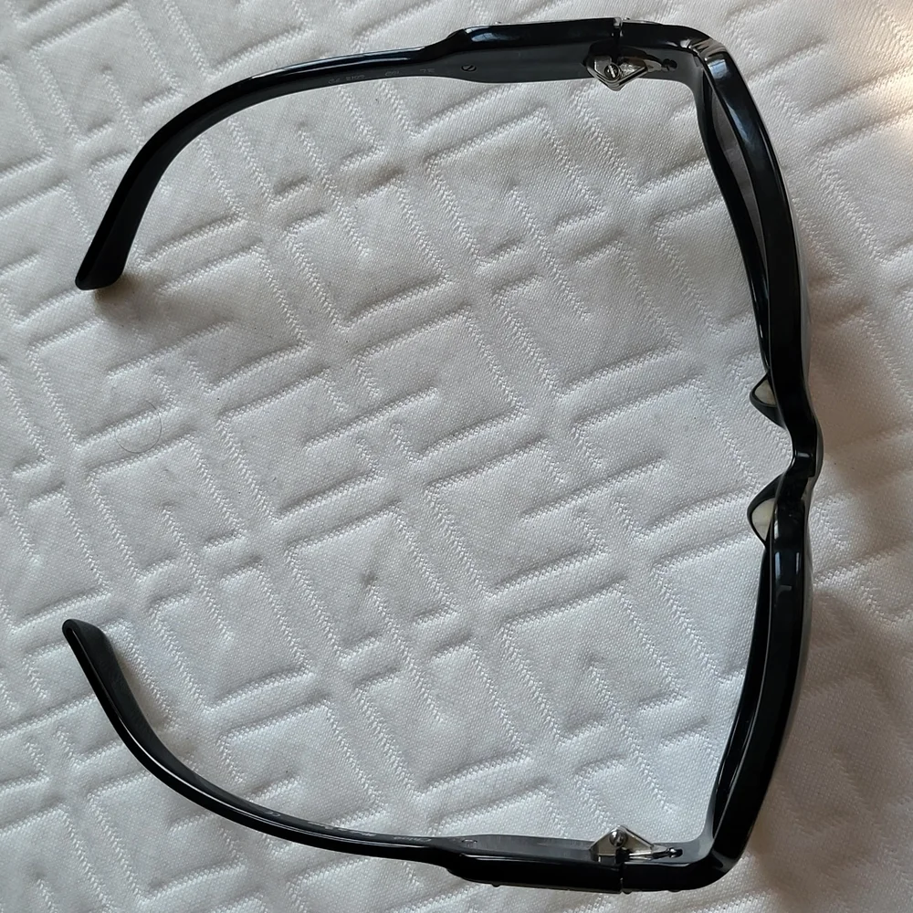 Chloe Gayia Black Sunglasses..w/COA.